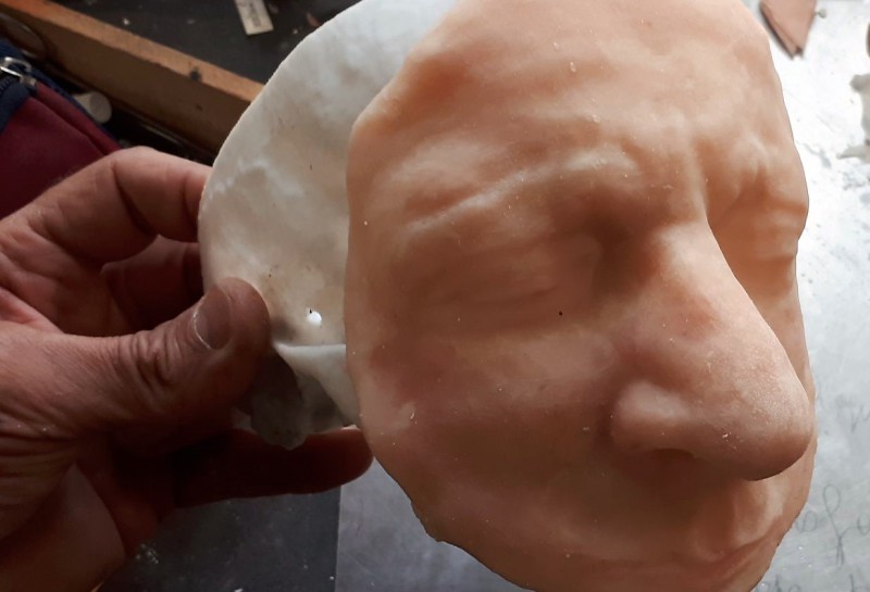Mediprothèses-notre-laboratoire-de-prothèse-faciale-fabrique-un-masque-en-silicone-pour-un-projet-de-simulation-chirurgicale-orl