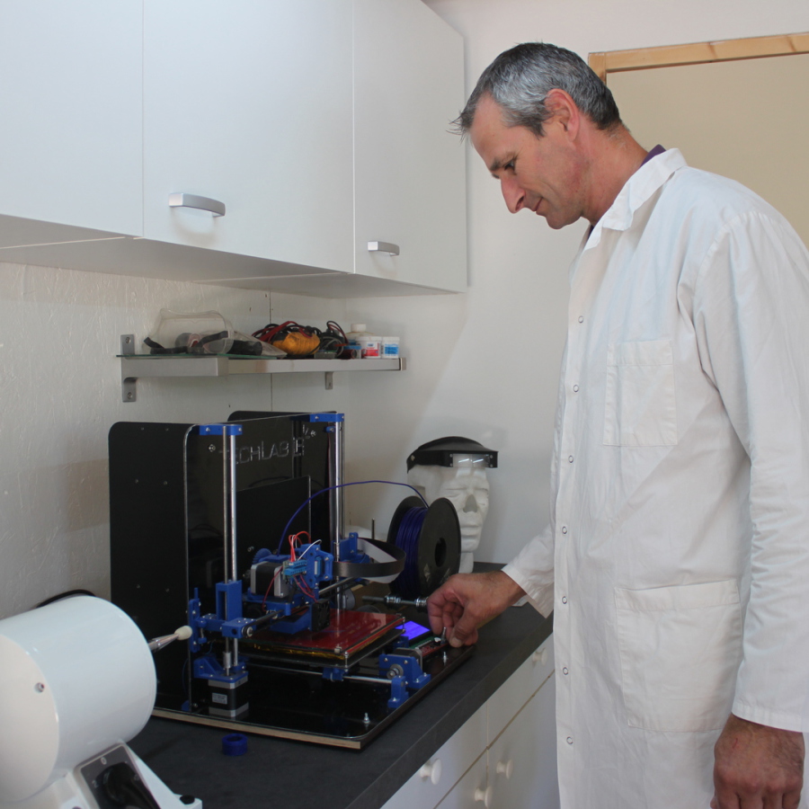 Mediprothèses-voici-l-imprimante-3D-de-notre-laboratoire-utilisée-pour-réaliser-des-maquettes